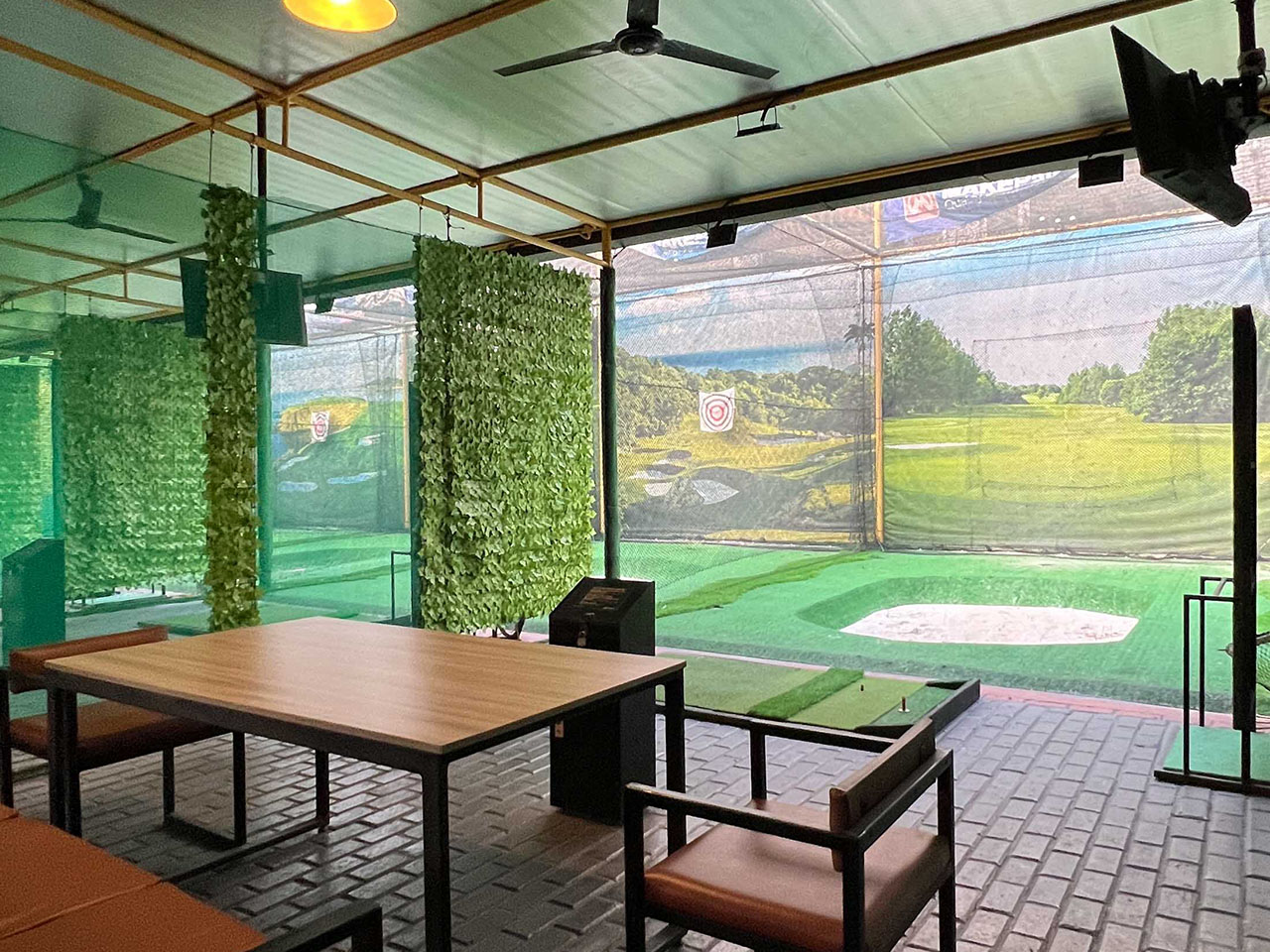 Indoor Driving Golf Bay 3 - Fun Golf & Cafe, Golf Jababeka, Golf Lippo Cikarang, Belajar Golf, Simulator Golf