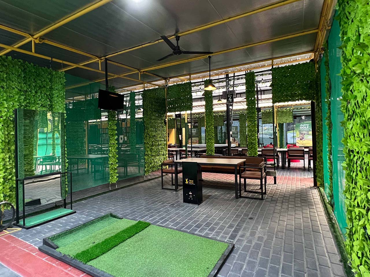 Indoor Driving Golf Bay 4 - Fun Golf & Cafe, Golf Jababeka, Golf Lippo Cikarang, Belajar Golf, Simulator Golf